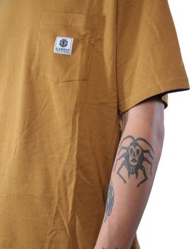 Camiseta BASIC POCKET LABEL - Gold Brown