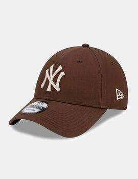 Gorra NEW ERA 940 ESSENTIAL NEW YORK YANKEES  - Chocolate