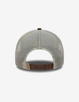 Gorra 940 NEW ERA NE PATCH TRUCKER - Marrón